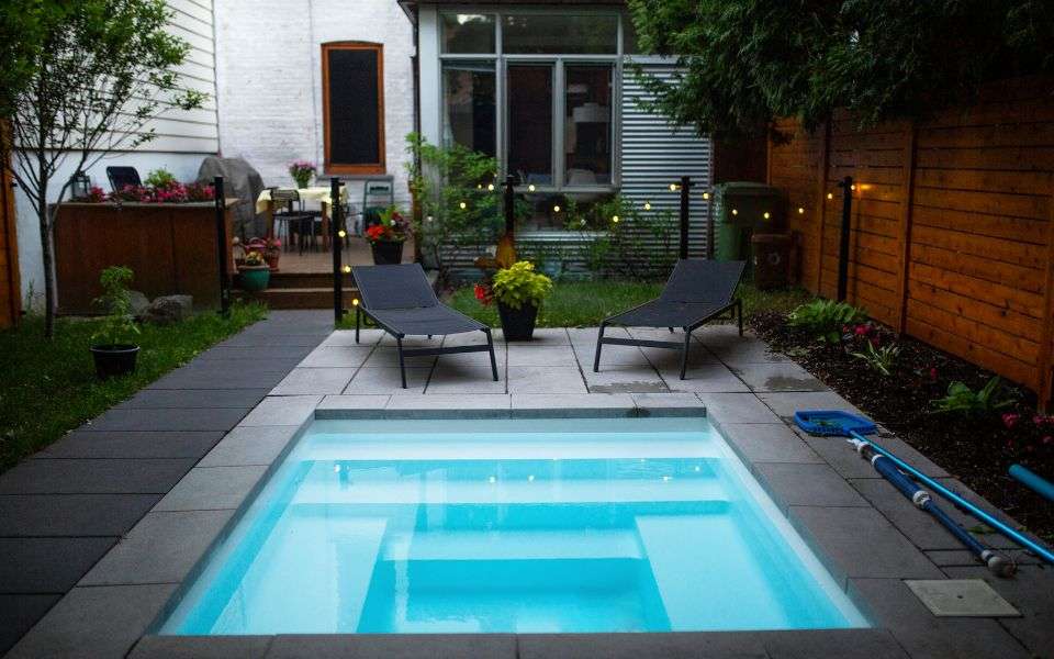 piscina em pequeno espaço do quintal