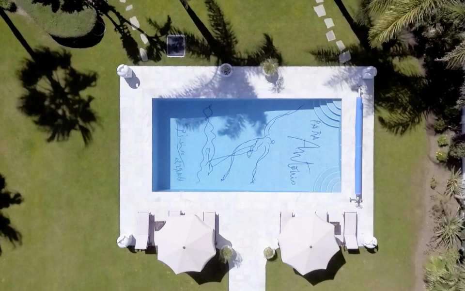 arte na piscina Picasso marbella