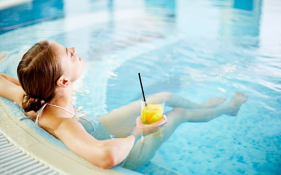 Conheça os benefícios da piscina aquecida