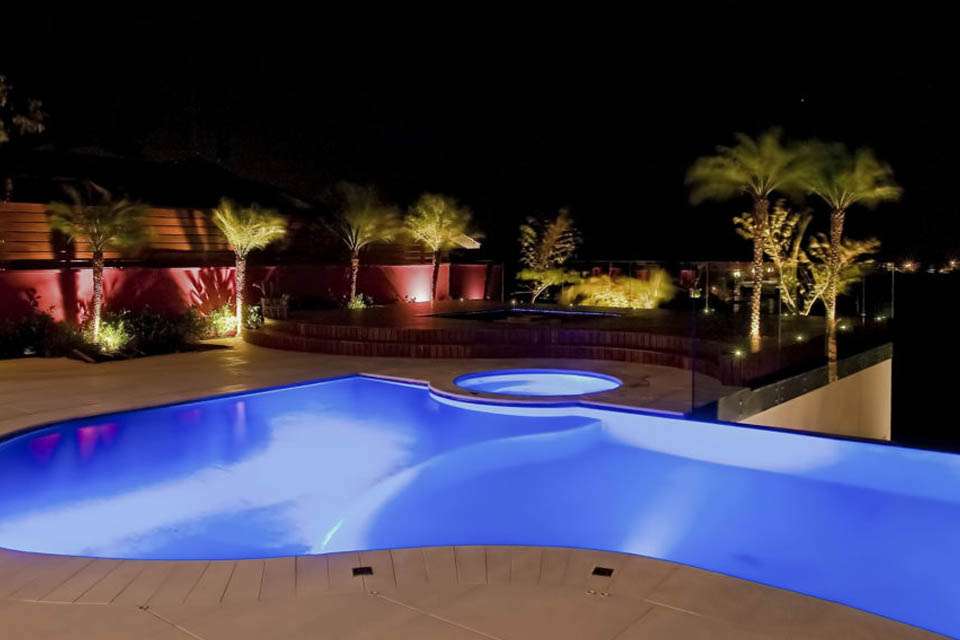 piscina aquecida e iluminada com led branco